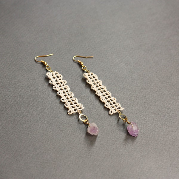 Lange Spitzen-Ohrringe mit groben amethyst