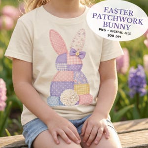 Pode incluir: Uma camiseta creme com um design de coelho de patchwork em tons pastel de rosa, roxo e amarelo. O coelho tem um laço e uma cauda fofa. O texto "EASTER PATCHWORK BUNNY" está em uma faixa circular.