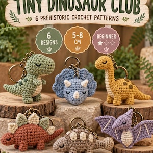 Könnte beinhalten: Sechs gehäkelte Dinosaurier-Schlüsselanhänger in verschiedenen Farben wie Grün, Blau, Gelb, Rost, Braun und Lila. Jeder hat einen Metallring. Ein Schild darüber zeigt TINY DINOSAUR CLUB 6 PREHISTORIC CROCHET PATTERNS, 6 DESIGNS, 5-8 CM, BEGINNER.
