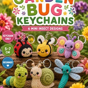 Puede incluir: Seis llaveros de insectos tejidos a ganchillo que incluyen una mariquita, abeja, mariposa, oruga, caracol y libélula. El texto dice GARDEN BUG KEYCHAINS 6 MINI INSECT DESIGNS. Cada llavero tiene una argolla metálica y mide de 5 a 7 cm.