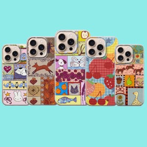 Puede incluir: Cinco fundas para smartphone dispuestas en fila, cada una con una cuadrícula colorida de diversas ilustraciones dibujadas a mano, incluyendo animales, frutas, flores y corazones. Los diseños incorporan patrones, texturas y paletas vibrantes.