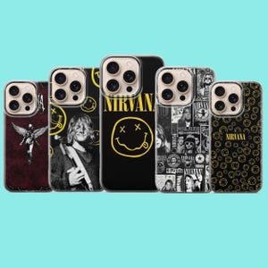 Puede incluir: Cinco fundas para smartphone con diseños temáticos de Nirvana. Una muestra un ángel sobre fondo rojo oscuro, otra un retrato con caras sonrientes amarillas, una una cara sonriente amarilla sobre negro, una un collage en blanco y negro y otra un patrón.