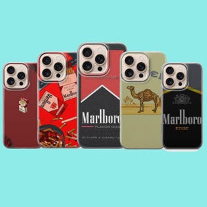 Pode incluir: Cinco capas para smartphone com designs temáticos de cigarros. A primeira é vermelha com um pequeno gráfico de maço. A segunda é vermelha com cigarros espalhados e um cinzeiro. A terceira é vermelha e preta com texto Marlboro. A quarta é bege com uma ilustração de camelo. A quinta é preta com texto Marlboro Edge.