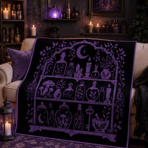 Puede incluir: Una manta negra con un diseño pixelado en color morado que muestra tres estantes llenos de frascos de boticario, cristales, velas, setas y una luna creciente. La manta tiene un borde morado sólido y una textura tejida suave.