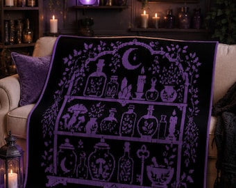 Puede incluir: Una manta negra con un diseño pixelado en color morado que muestra tres estantes llenos de frascos de boticario, cristales, velas, setas y una luna creciente. La manta tiene un borde morado sólido y una textura tejida suave.