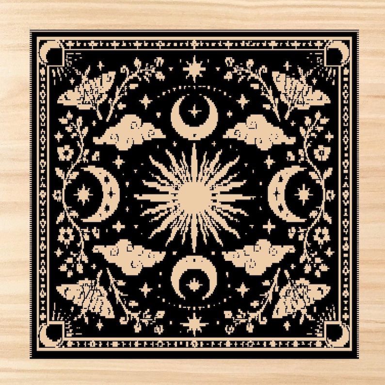 Puede incluir: Un textil cuadrado en negro y beige que presenta un sol central rodeado por cuatro lunas crecientes, nubes y polillas. El dise&ntilde;o incluye enredaderas florales intrincadas y estrellas dispuestas en un patr&oacute;n sim&eacute;trico con un borde decorativo.