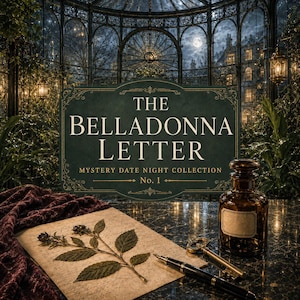 Puede incluir: Un letrero rectangular verde oscuro con texto dorado que dice THE BELLADONNA LETTER MYSTERY DATE NIGHT COLLECTION No. 1. Debajo, un papel envejecido con una rama de rosa prensada, una pluma estilográfica negra, una llave de latón y un frasco de vidrio ámbar.