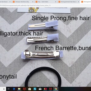 K&ouml;nnte beinhalten: Vier verschiedene Arten von Haarklammern werden auf einer grauen und wei&szlig;en Chevron-Oberfl&auml;che angezeigt. Die Klammern sind mit "Single Prong, fine hair", "Alligator, thick hair", "French Barrette, buns" und "Ponytail" beschriftet.