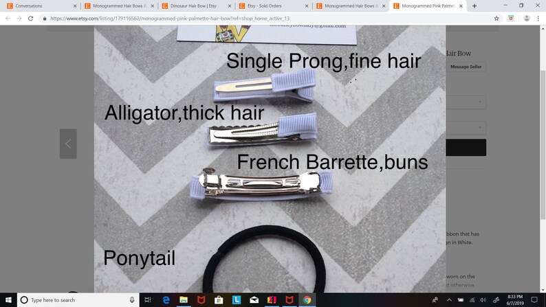 K&ouml;nnte beinhalten: Vier verschiedene Arten von Haarklammern werden auf einer grauen und wei&szlig;en Chevron-Oberfl&auml;che angezeigt. Die Klammern sind mit "Single Prong, fine hair", "Alligator, thick hair", "French Barrette, buns" und "Ponytail" beschriftet.