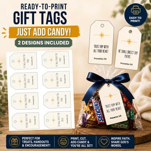 Op de afbeelding: Een set printbare cadeaulabels met de tekst Trust Him with all your heart Proverbs 3:5 en He shall direct thy paths Proverbs 3:6. De labels worden getoond op een vel en zijn bevestigd aan een doorzichtig zakje met snoep met een donkerblauw lint.