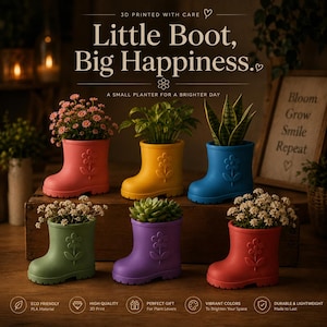Könnte beinhalten: Sechs stiefelförmige Pflanzgefäße in Pink, Gelb, Blau, Grün, Lila und Rot, jeweils mit einem erhabenen Blumenmotiv. Der Text lautet: 3D PRINTED WITH CARE, Little Boot, Big Happiness, A SMALL PLANTER FOR A BRIGHTER DAY, ECO FRIENDLY, HIGH QUALITY, PERFECT GIFT, VIBRANT COLORS, DURABLE & LIGHTWEIGHT.