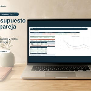 Könnte beinhalten: Ein Laptop-Bildschirm zeigt eine digitale Budget-Tabelle mit dem Titel Presupuesto en pareja, inklusive Finanzdatentabellen, einem Liniendiagramm sowie dem Text DuoClair Studio, Google Sheets + Excel und 100% EN ESPAÑOL auf einem Holztisch.
