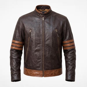 Könnte beinhalten: Eine dunkelbraune Lederjacke mit Stehkragen und Druckknopf, zentralem Reißverschluss und zwei vertikalen Reißverschlusstaschen auf der Brust. Die Ärmel haben drei horizontale hellbraune Lederstreifen und der Saum ist mit hellbraunem Leder abgesetzt.