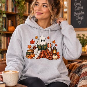 Spökläsande bokälskare Hoodie, mysig höst Halloween-tröja