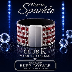 Op de afbeelding: Een brede armband met rijen rode vierkante kristallen en kleine zilverkleurige strass-steentjes met een centrale zilveren magnetische sluiting. De tekst luidt Wear to Sparkle, CLUB K, WEAR TO SPARKLE, ARMBAND RUBY ROYALE SIGNATURE COLLECTION.