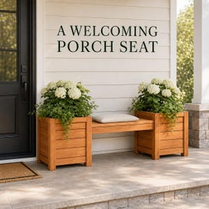 Op de afbeelding: Een houten bank met geïntegreerde vierkante plantenbakken aan weerszijden, voorzien van horizontale latten en een lichtbeige kussen. De tekst A WELCOMING PORCH SEAT staat op de witte muur boven de bank, die op een veranda staat.