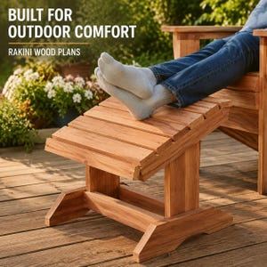 Puede incluir: Un reposapiés de madera con una superficie de listones y patas anguladas, colocado sobre una terraza. El texto BUILT FOR OUTDOOR COMFORT y RAKINI WOOD PLANS es visible en la esquina superior izquierda. Un par de pies con calcetines gris claro.