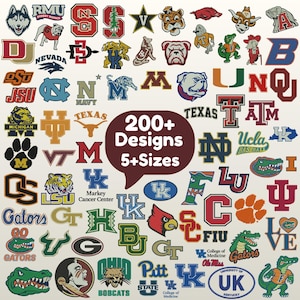 Pode incluir: Uma coleção de vários logotipos de universidades e equipes esportivas, mascotes e emblemas em diversas cores e estilos. Um balão de fala central vermelho escuro contém o texto branco 200+ Designs 5+Sizes, cercado por inúmeros ícones gráficos.