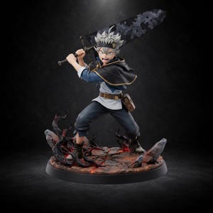 Può includere: Una dettagliata statuetta in stile anime di un personaggio con capelli argentati a punta, che indossa una tunica nera e blu con mantello, tenendo una grande spada scura e strutturata sulla spalla, su una base rocciosa crepata con fiamme.