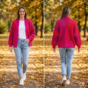 Può includere: Un cardigan aperto all'uncinetto color rosa acceso e magenta con maniche lunghe e bordo a coste, indossato sopra una t-shirt bianca semplice e jeans azzurri con scarpe da ginnastica bianche, mostrato sia di fronte che di schiena.