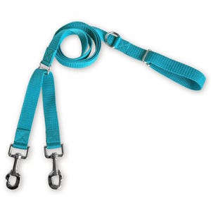 Può includere: Un guinzaglio doppio per cani in nylon turchese brillante, caratterizzato da un'impugnatura singola che si divide in due cinghie separate. Ogni cinghia termina con un moschettone girevole in metallo argentato, cursori regolabili e un anello a D.