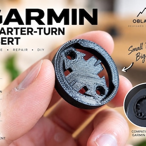 Pode incluir: Um inserto Garmin de quarto de volta impresso em 3D preto com design circular e recorte central em forma de cruz. O texto diz Garmin Quarter-Turn Insert, Oblak Lab, Small Part. Big Rides., Secure Fit, Precision Design, Durable 3D Print, Perfect Replacement e Compatible with Garmin Mounts.