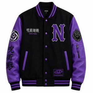 Peut inclure: Une veste universitaire noire et violette avec une grande lettre N violette sur la poitrine, le texte Jujutsu Kaisen et divers écussons brodés, dont un signe de la main, une spirale et un œil avec le texte Domain Expansion sur le devant.