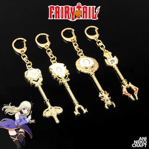 Puede incluir: Cuatro llaveros de metal dorado con forma de llave, con inserciones de esmalte blanco y símbolos del zodiaco. El logo de Fairy Tail aparece arriba y el texto Ani Neko Craft abajo a la derecha. Un personaje de anime está en la esquina.