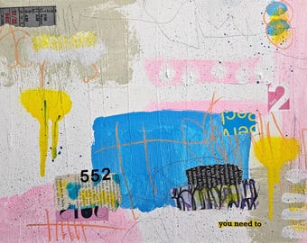 Könnte beinhalten: Abstrakte Mixed-Media-Kunst auf weißem Hintergrund. Das Gemälde zeigt ein blaues Quadrat mit goldenen Linien, rosa und gelbe Formen sowie Textfragmente. Die Zahl "552" ist sichtbar, zusammen mit dem Satz "you need to".
