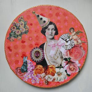 Könnte beinhalten: Eine kreisförmige Mixed-Media-Collage auf korallenfarbenem Hintergrund mit einem Vintage-Porträt einer Person mit Partyhut, einer großen rosa Schleife und einer Perlenkette. Das Kunstwerk enthält eine Uhr, einen Cherub, einen Hasen und Blumen.