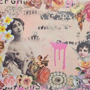 Op de afbeelding: Mixed media kunstwerk met een vintage esthetiek. Bevat een grijswaardenportret van een vrouw, cherubijnse figuren, rozen en een doos "Ivory" zeep. Roze verfdruppels en bloemaccenten voegen kleur toe.