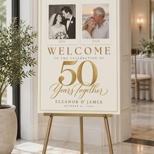 Puede incluir: Un letrero de bienvenida rectangular blanco sobre un caballete dorado con dos fotos enmarcadas de una pareja de 1976 y 2026. El texto dice: WELCOME TO THE CELEBRATION OF 50 Years Together ELEANOR & JAMES OCTOBER 17, 2026 en letras doradas y negras.