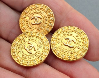 Authentic 1970s CHANEL button / 1 piece Vintage gilded shirt buttons size 18 mm / Original Haute Couture CC monogram jewelry