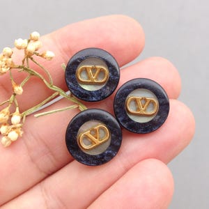 1 Pc VALENTINO Vintage Button Size 15 Mm / Authentic 1980s 1 Pc VALENTINO Vintage Button Size 15 Mm / Authentic 1980s
