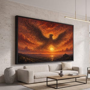 Könnte beinhalten: Ein großes rechteckiges Wandbild in einem schwarzen Rahmen mit einer Landschaftsmalerei bei Sonnenuntergang, bei der ein riesiger Vogelschwarm die Form eines Phönix über einem Tal, Hügeln und der Silhouette einer fernen Burg bildet.