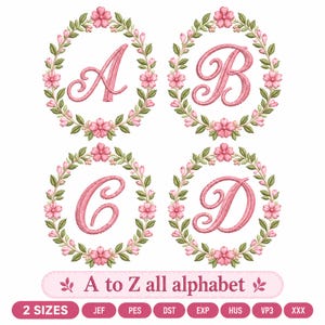 Op de afbeelding: Vier machineborduurontwerpen met de letters A, B, C en D in een roze scriptlettertype, elk gecentreerd in een cirkelvormige krans van roze bloemen en groene bladeren. Onderaan staat een label met A to Z all alphabet, 2 SIZES, JEF, PES, DST, EXP, HUS, VP3, XXX.