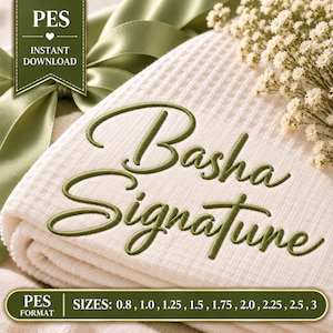 Może przedstawiać: Kremowa tkanina o waflowej fakturze z wyhaftowanym ciemnozielonym napisem Basha Signature. Projekt zawiera zieloną wstążkę i małe białe kwiaty. Widoczny jest tekst PES INSTANT DOWNLOAD oraz lista rozmiarów.