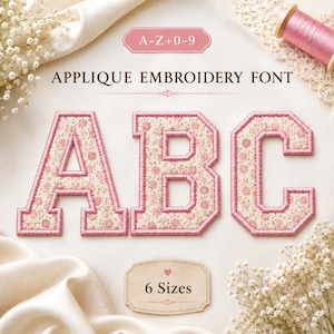 Może przedstawiać: Czcionka do haftu aplikacyjnego z literami A, B i C w kwiatowy wzór z różowymi obwódkami wykonanymi ściegiem satynowym. Widoczny jest tekst A-Z+0-9 oraz 6 Sizes, szpulka różowych nici i białe kwiaty gipsówki.