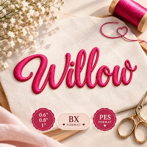 Puede incluir: Un diseño de bordado con el nombre Willow en una fuente cursiva rosa brillante sobre tela beige claro. La imagen incluye un carrete de hilo rosa, unas tijeras doradas y etiquetas de texto que indican los formatos 1,52 cm, 2,03 cm, 2,54 cm, BX y PES.