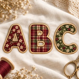 Op de afbeelding: Drie stoffen letters A, B en C met goud geborduurde randen. De letter A heeft een donkerrood bloemenpatroon, de letter B heeft een rood en groen ruitpatroon en de letter C toont een groen bloemenpatroon met kleine witte bloemetjes.