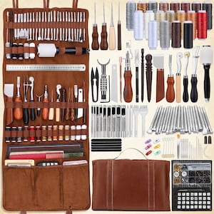 Op de afbeelding: Een uitgebreide set leergereedschap met een bruine stoffen organizer, een bruine lederen draagtas, diverse metalen ponsen, naainaalden, priemen met houten handvatten, klossen garen in diverse kleuren en een metalen liniaal.