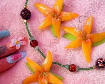 Conjunto de joyas hechas a mano con diseño de flor de hibisco amarilla.
