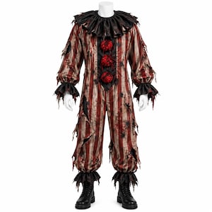 Könnte beinhalten: Ein abgenutztes Clownskostüm bestehend aus einem Overall mit vertikalen Streifen in Rot und Off-White mit ausgefransten Kanten. Das Kleidungsstück umfasst einen schwarzen Rüschenkragen, drei rote Bommeln in der Mitte, schwarze Rüschen an Ärmeln und Hosenbeinen sowie schwarze Stiefel.
