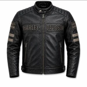 Könnte beinhalten: Eine schwarze Motorradjacke aus Leder mit durchgehendem Frontreißverschluss, Stehkragen mit Druckknopf und gesteppten Schulterpartien. Auf der Brust befindet sich der Schriftzug Harley-Davidson, ergänzt durch Markenaufnäher an den Ärmeln.