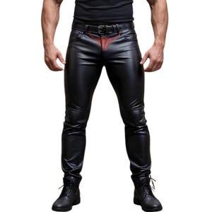 Könnte beinhalten: Schwarze Lederhose mit schmaler Passform, Frontreißverschluss und schwarzem Gürtel mit silberner Schnalle. Die Hose weist ein dezentes rotes Farbverlaufsdetail im Taillenbereich auf und wird mit schwarzen Lederstiefeln kombiniert.
