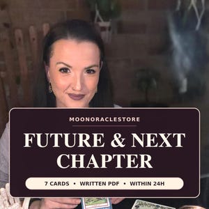 Könnte beinhalten: Eine rechteckige, dunkelbraune Grafiküberlagerung mit dem weißen Text MOONORACLESTORE, FUTURE & NEXT CHAPTER und 7 CARDS • WRITTEN PDF • WITHIN 24H. Die Grafik liegt über einer Person mit dunklem Haar und Nasenring, Tarotkarten sind sichtbar.
