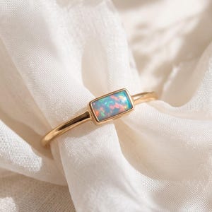 Anillo rectangular de oro con ópalo, delicado solitario apilable con ópalo de fuego sintético, joyería minimalista con gema baguette, regalo para ella.