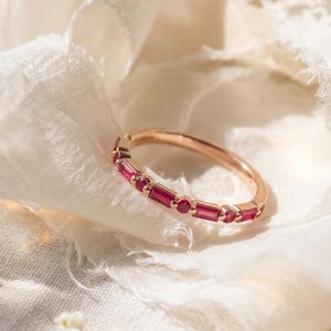 Anillo de boda baguette con rubí, anillo apilable de oro rosa, anillo de eternidad con gema fina, joyería fina minimalista vintage, regalo de aniversario para ella.
