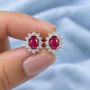 Rubin Halo örhängen, 925 sterlingsilver, ovala 7 x 5 mm röd rubin med vit topas Halo örhängen, juli födelsesten gåva för kvinnor