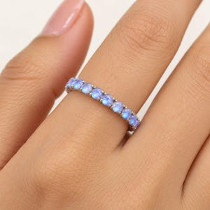 Regnbågsmånstens alliansring, 925 sterlingsilver, blå flashig månstensring, stapelbar boho ring, present till henne i juni med födelsesten